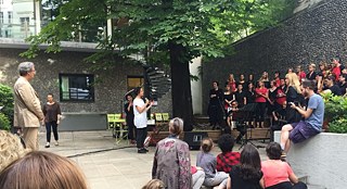 Kombinat performt im Hof des Goethe-Instituts Paris 