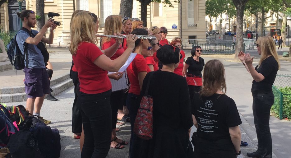 Kombinat spielt im öffentlichen Raum auf der Place des États Unis im 16. Arrondissement 
