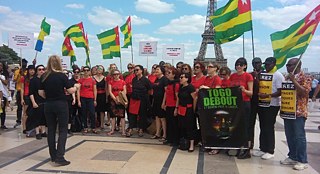 Auf dem symbolischen Parvis de droits de l'homme singt Kombinat gemeinsam mit togolesischen Demonstranten "Power to the people" von John Lennon