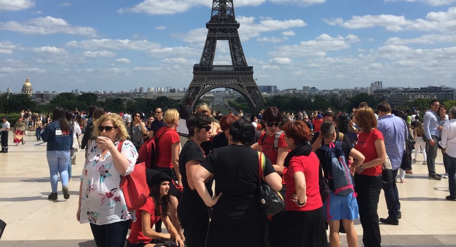 Die Sängerinnen von Kombinat versammeln sich auf der Esplanade de Trocadéro