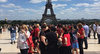 Die Sängerinnen von Kombinat versammeln sich auf der Esplanade de Trocadéro