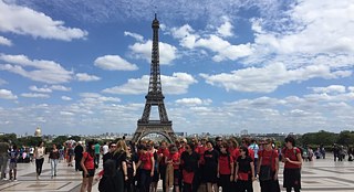 Die Sängerinnen von Kombinat versammeln sich auf der Esplanade de Trocadéro 