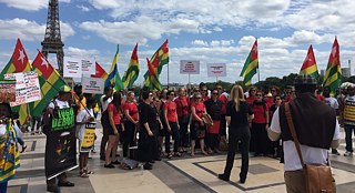 Auf dem symbolischen Parvis de droits de l'homme singt Kombinat gemeinsam mit togolesischen Demonstranten "Power to the people" von John Lennon