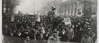 12. November 1918. Manifestation auf den Grands Boulevards. 