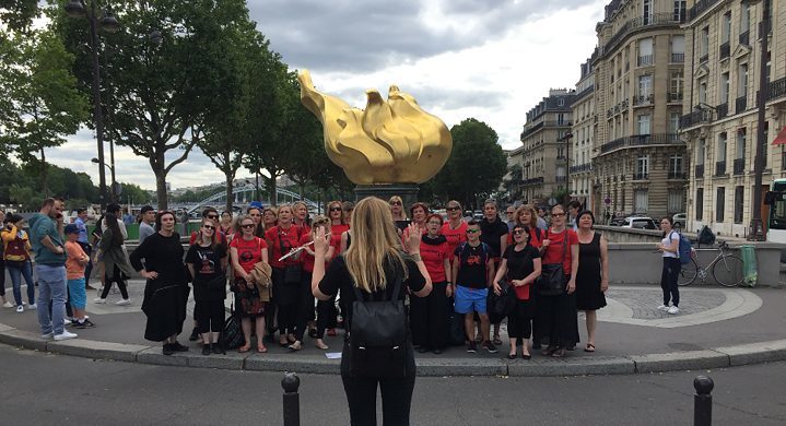 Kombinat vor der Freiheitsflamme in Paris