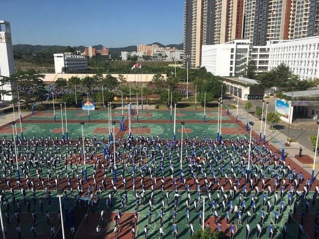Die Schülerlinnen und Schüler bei der Morgengymnastik