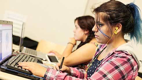 The game designers Nicole Benítez and Laiz Garcia during the programme