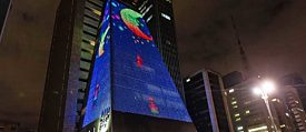 The game „Moon Drop“ from Nicole Benítez and Laiz Garcia as a projection on a facade in Sao Paulo.