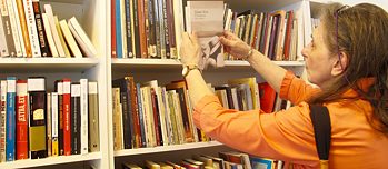 Mirta browses the contemporary literature section at the Casa de la lectura