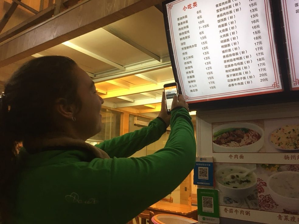 Ich – mit meinem Chinesisch am Ende – beim Entziffern einer Speisekarte. Die App „Waygo“ hilft weiter!