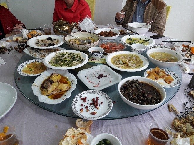 Traditionell chinesisches Essen auf dem Schulausflug