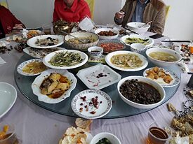 Traditionell chinesisches Essen auf dem Schulausflug