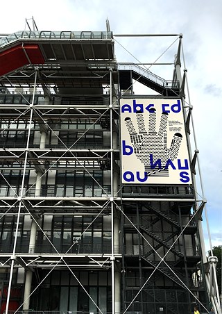 Bauhaus-Plakat am Centre Pompidou in Paris 