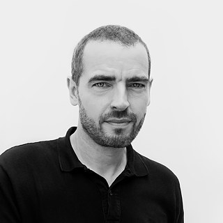 El diseñador Sascha Lobe trabaja con su estudio L2m3, en Stuttgart, para marcas internacionales e instituciones culturales. Desde hace poco, además, es socio del estudio de diseño londinense Pentagram. Es docente de Tipografía en la Escuela de Diseño de Offenbach.