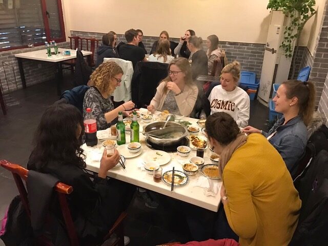 Hot Pot Essen mit der gesamten Gruppe