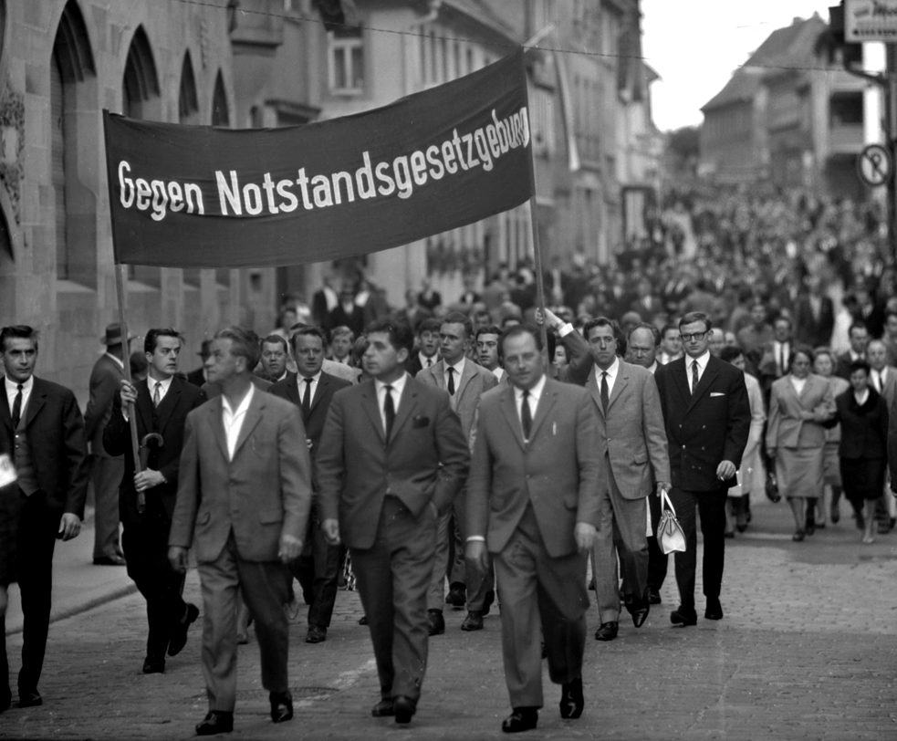 Członkowie związków zawodowych IG Metall i DGB protestują w Bretten przeciwko wojnie w Wietnamie i ustawom dotyczącym stanu wyjątkowego.