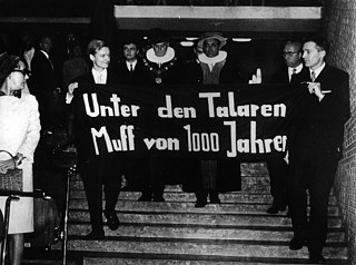 „Unter den Talaren, Muff von 1000 Jahren“ (Spod profesorskiej togi cuchnie tysiącletnią Rzeszą) – to popularne hasło, tutaj na transparencie studentów 09.11.1967 podczas wejścia dawnego i aktualnego rektora Uniwersytetu w Hamburgu do sali wykładowej. Podczas przekazania urzędu rektora studenci mówiąc chórem głośno żądali reformy szkolnictwa wyższego.