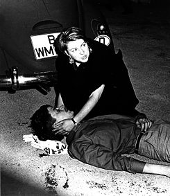 Berlin, demonstracja przeciwko wizycie szacha / Benno Ohnesorg Berlin Zachodni, 2 czerwca 1967 r.: Szach Iranu, Resa Pahlewi, wraz z małżonką wybierają się na oficjalną wizytę w Berlinie. Student Benno Ohnesorg zostaje zastrzelony przez policję podczas zamieszek.