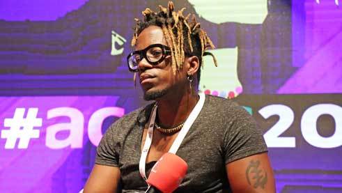 The musician and lyricist Blick Bassy appreciates the professional exchange at the ACCES conference 
