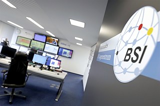 Auf großen Bildschirmen beobachten die Mitarbeiter das Geschehen auf Social-Media-Plattformen und halten gleichzeitig die Regierungsserver im Blick.