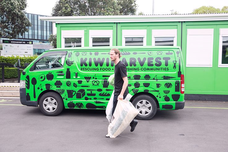 Everybody Eats Gründer Nick Loosley bei einer Lebensmittelrettungsaktion von Kiwi Harvest