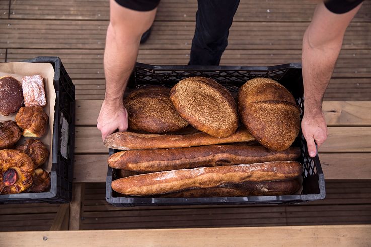 Everybody Eats Gründer Nick Loosley holt aussortierte Waren in der Daily Bread Bäckerei in Auckland ab