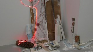 Die Installation der Künstlerin Anne Krönker mit Steinen, die vor der Christi-Erlöser-Kathedrale gesammelt wurden