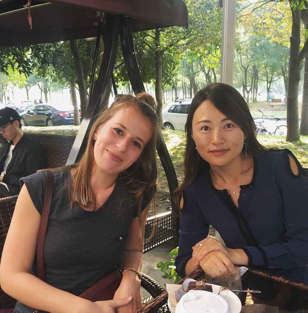 Xiaoling (rechts) und ich (links) bei einer Kaffeepause auf dem naheliegenden Unigelände