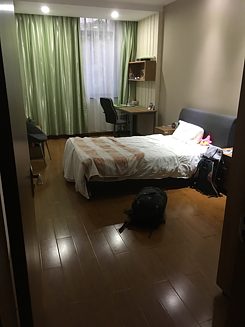Mein Schlafzimmer mit Arbeitsbereich im Hintergrund