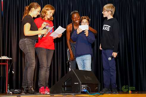 Leila Akinyi unterstützte die Schüler*innen dabei.
