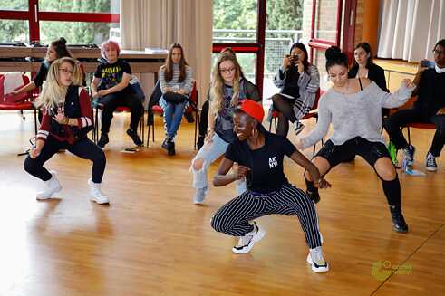 Leila Akinyi hat im Musikworkshop mit den Schüler*innen getanzt...