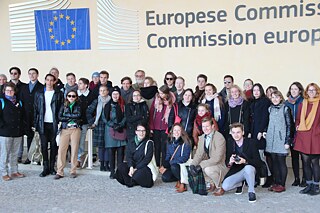 Die Gruppe der PASCH-Alumni vor der Europäischen Kommission