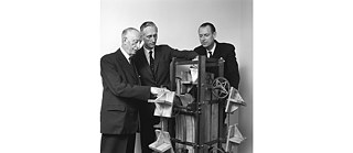 Ruben Rausing a jeho synové Gad a Hans s prototypem, roku 1946