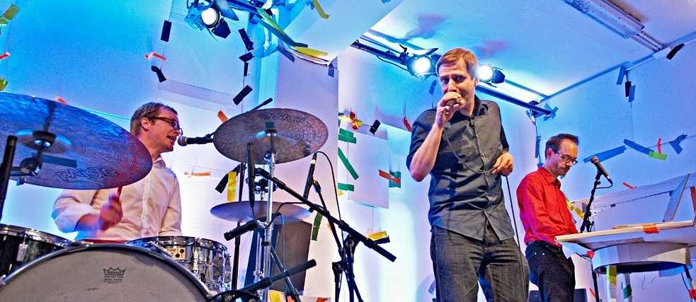 Andreas Dorau und zwei andere Musiker im Konzert