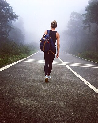 Circa zwei Kilometer lief ich auf diesem wolkenverhangenen Weg 