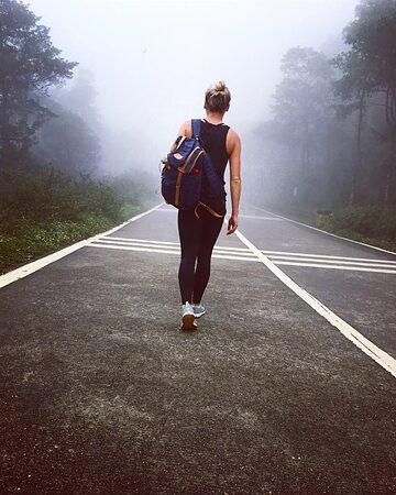 Circa zwei Kilometer lief ich auf diesem wolkenverhangenen Weg 