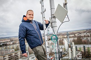 The free access activist Christian Wedell high above Rostock. 