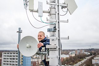 The free access activist Christian Wedell high above Rostock.