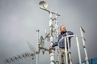 The free access activist Christian Wedell high above Rostock.