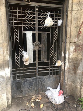 Brot, das in Plastikbeuteln an Hauseingänge gehängt wird