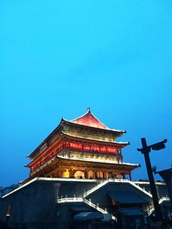 Der Glockenturm in der Abenddämmerung