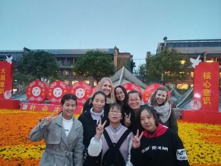 Europäer in China: Immer wieder ein beliebtes Fotomotiv. Say cheese!