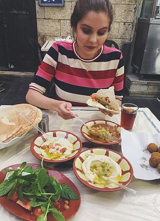 Taking it seriously – Ich beim Falafel essen im Hashem, einem sehr berühmten, günstigen Falafel-Restaurant in Downtown