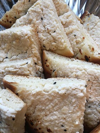 Manaeesh mit Käse belegt