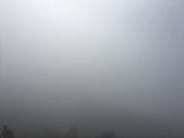 Angekommen am Gipfel – keine Sicht