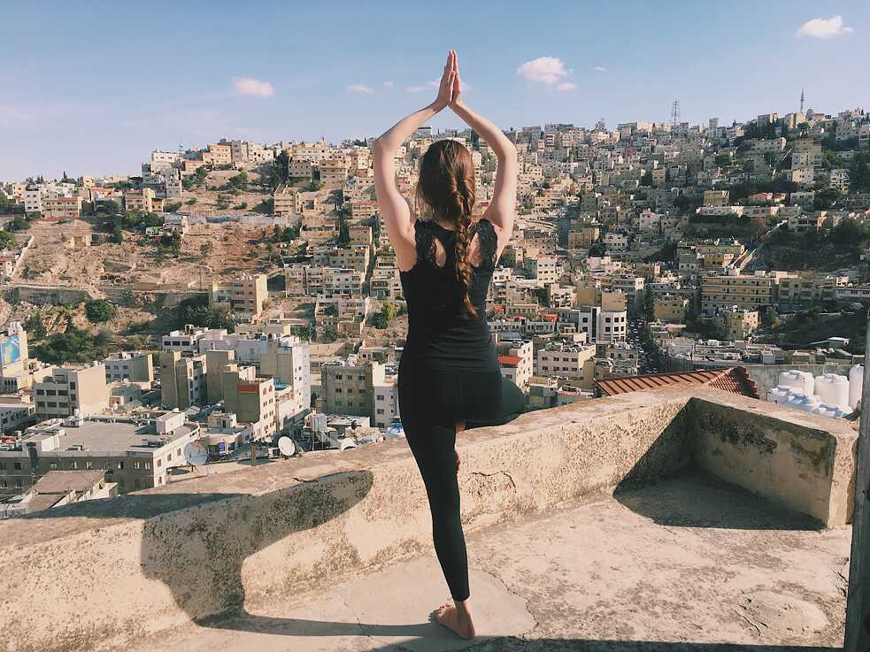 Yoga über den Dächern von Amman