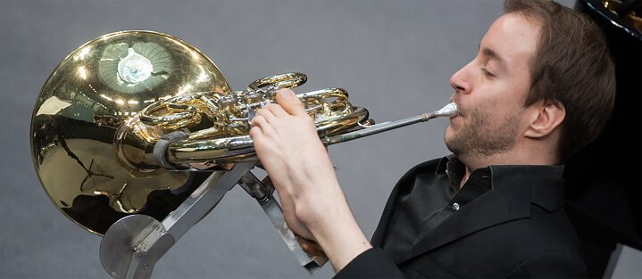 Il cornista Felix Klieser è nato senza braccia e suona lo strumento con il piede sinistro. 