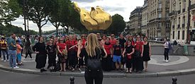 Kombinat vor der Freiheitsflamme in Paris