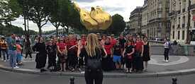 Kombinat vor der Freiheitsflamme in Paris
