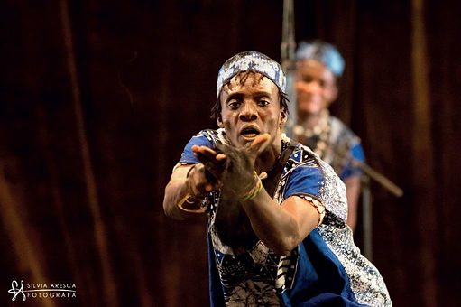 Ein Tänzer der Gruppe C´Artdic